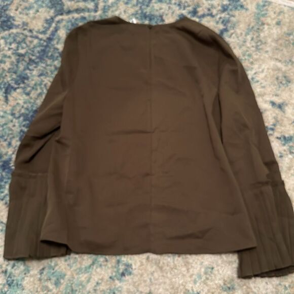 NWT Glam Los Angeles Silky Top with Wide Pleated Sleeve Detail - Picture 5 of 6